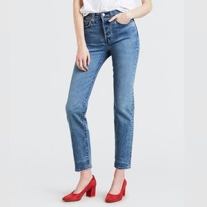 Levi’s Wedgie fit high-waisted medium-wash jeans. 💙